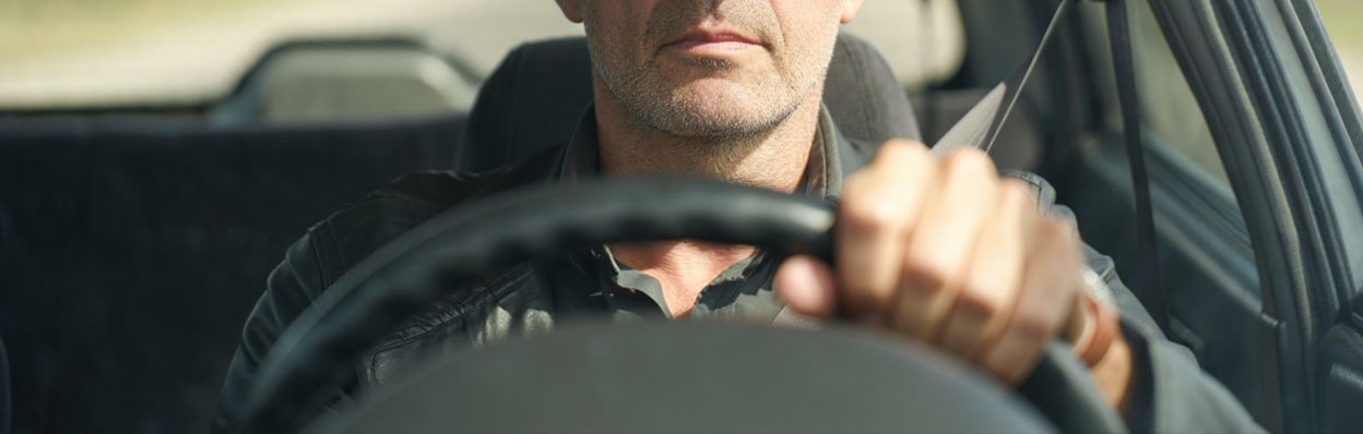 Мужчина за рулем автомобиля